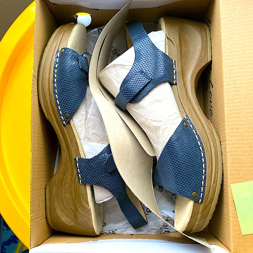 🌻Very Cute, SANITA Navy Snake Daisy Davia Sandals in 42EU.